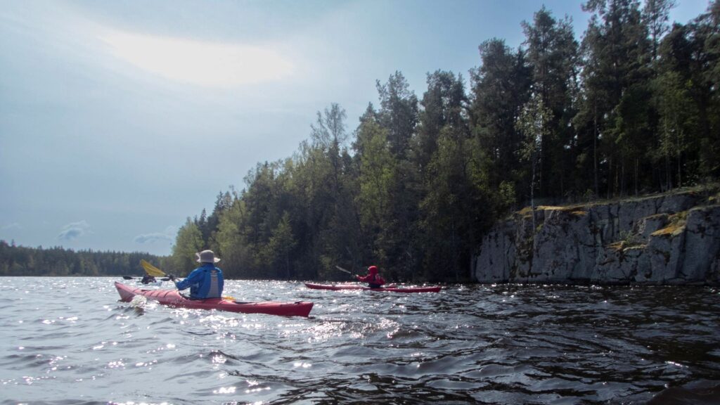 Koskeljärvi, erämaan rauhaa etsivän retkimelojan paratiisi. Mustasaari, Mustsaaren tröömin edustalla meloimme aallokossa