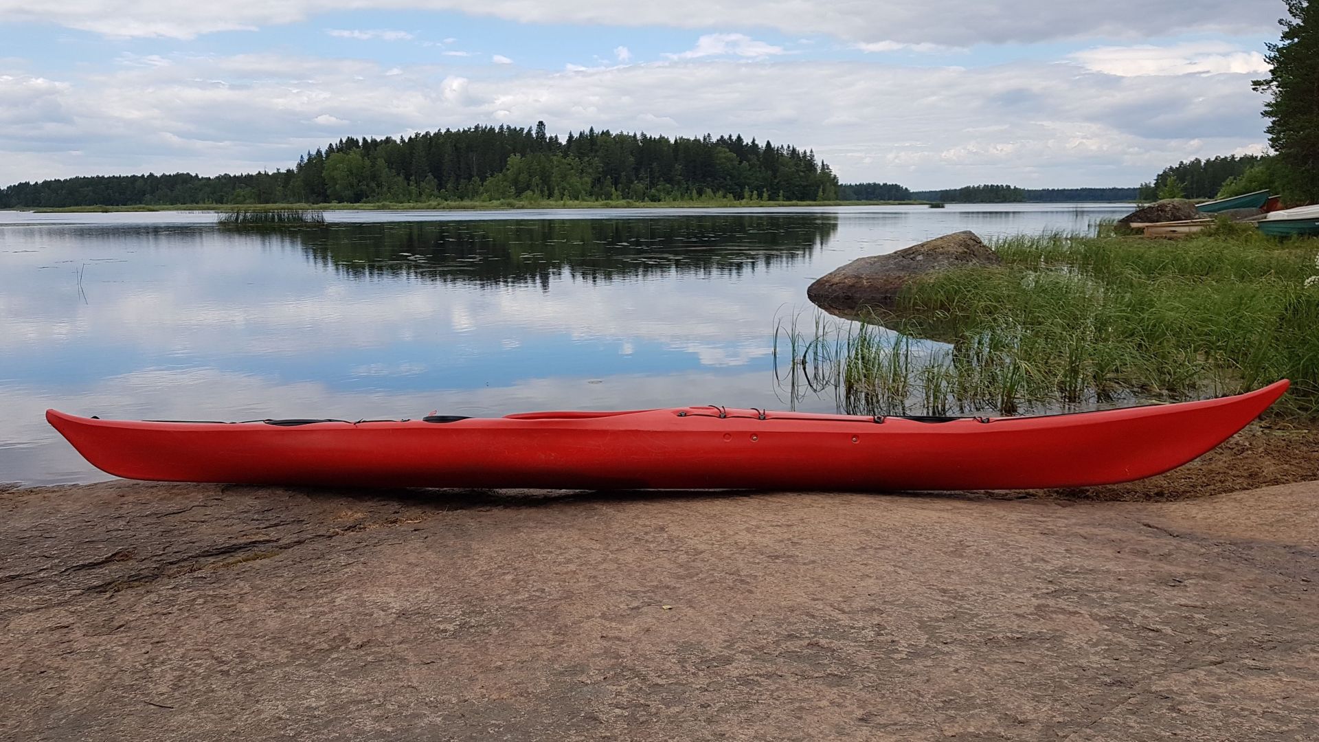 Koskeljärvi, erämaan rauhaa etsivän retkimelojan paratiisi. Kajakki Härkluoman kalliolla