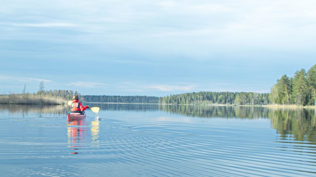 Koskeljärvi, erämaan rauhaa etsivän retkimelojan paratiisi. Heidi meloo Koskeljärvellä
