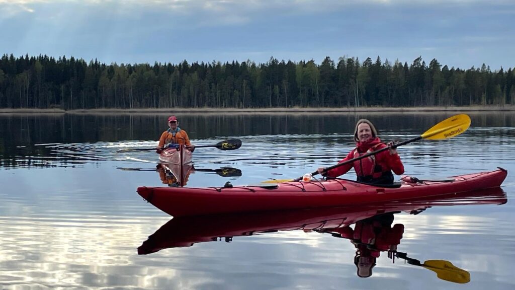 Koskeljärvi, erämaan rauhaa etsivän retkimelojan paratiisi. Marja ja Heidi melovat Koskeljjärvellä