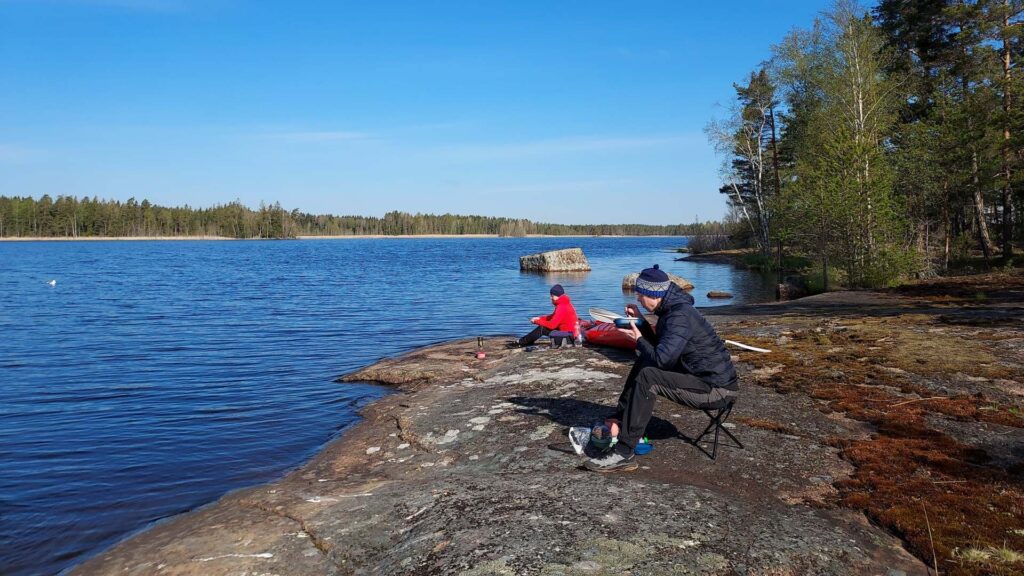 Koskeljärvi, erämaan rauhaa etsivän retkimelojan paratiisi. Heidi ja Petri aamupalalla Isoluodolla