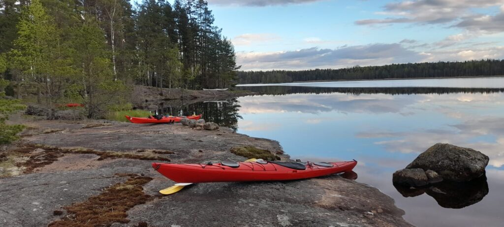 Koskeljärvi, erämaan rauhaa etsivän retkimelojan paratiisi. Kajakit rantakalliolla Koskeljrvellä