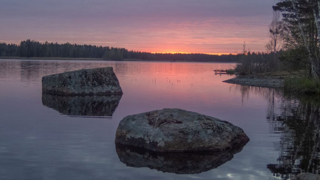 Koskeljärvi, erämaan rauhaa etsivän retkimelojan paratiisi. Auringonlasku värjää kaiken punaiseksi Koskeljärvellä