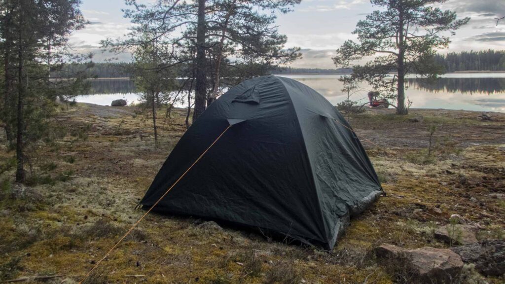 Koskeljärvi, erämaan rauhaa etsivän retkimelojan paratiisi. Teltta Koskeljärven rantakalliolla Isoluodolla